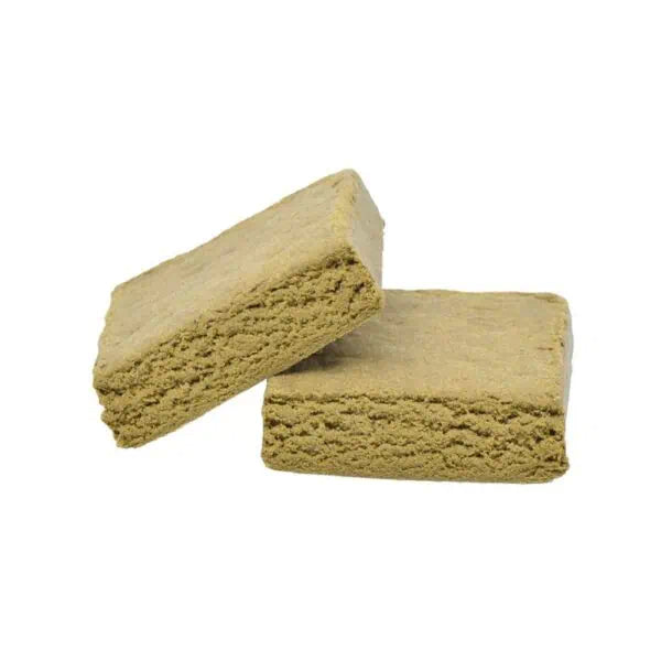 Golden La Mousse THCa Hash 28% med lys gylden farve og smuldrende, lagdelt struktur i kompakte hashstykker.